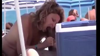 Imagem do video Coroa mamando na praia de nudismo