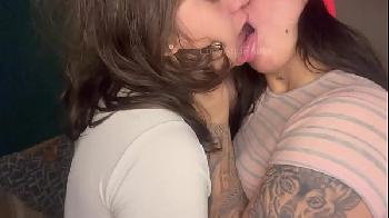 Melhores amigas lésbicas se beijaram e foderam com consolo